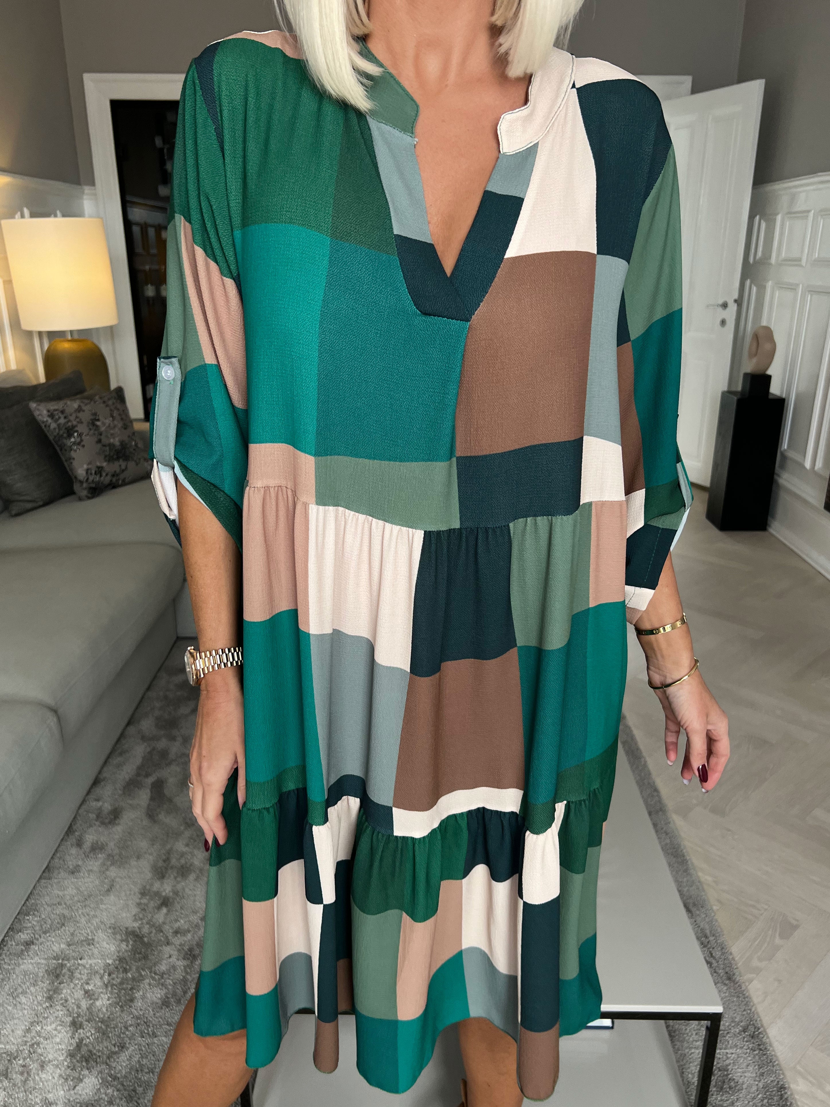 Vanesa Layer Dress - Ternet flerfarvet med flæser forneden